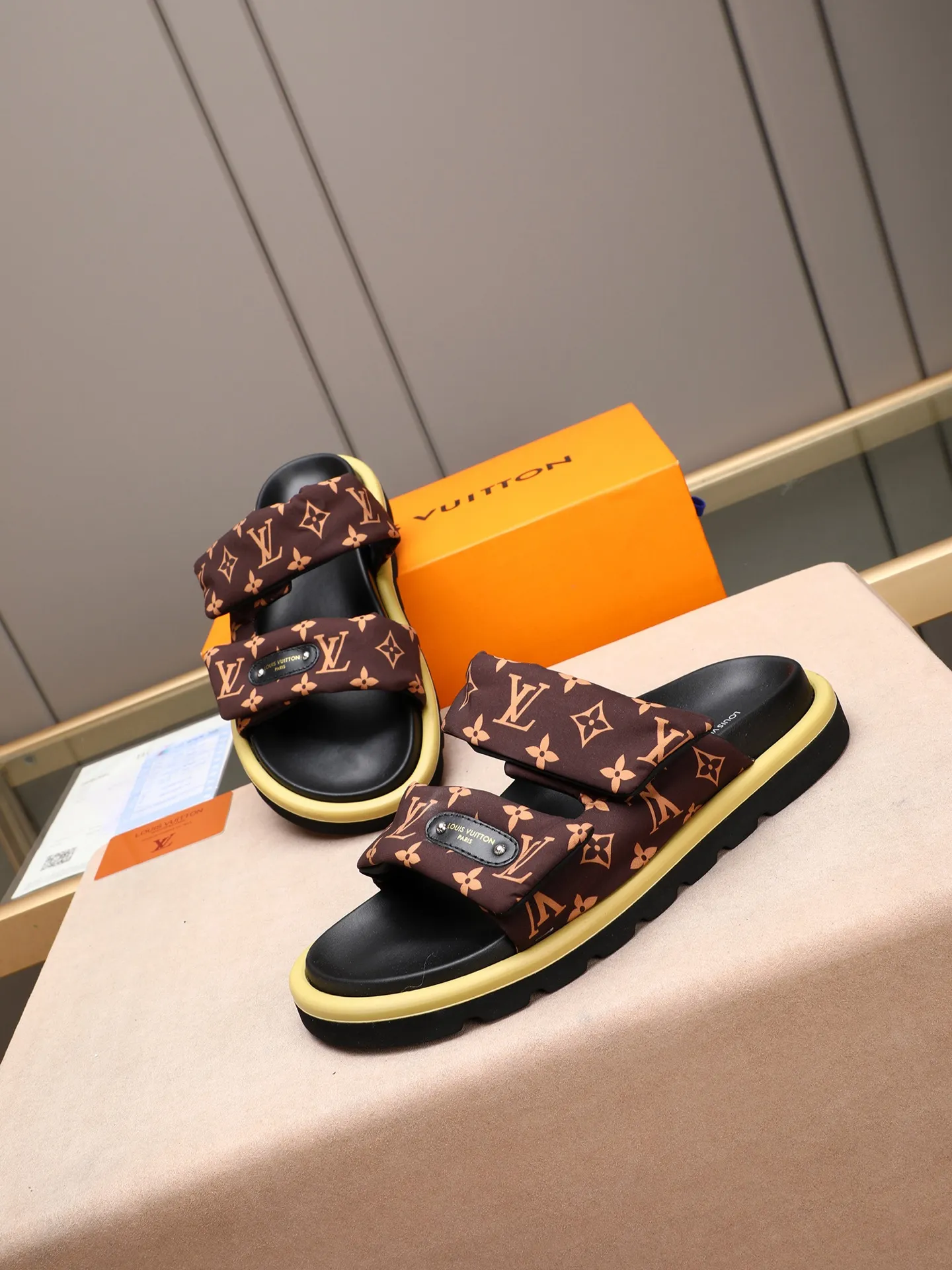 PP360 [LOUIS VUITTON] Louis Vuitton, LV printing, men's and women's slippers are on the market. The drawer box packaging comes with a cloth bag and a card. The upper pattern looks very soft and waxy, and it is a super versatile leg slimming tool. Fabric: imported denim/canvas/old fabric, LV hardware LOGO, official website pattern printing, comfortable to wear, feet: high-elastic PU water table. Sole: foam sole, heel height: about 5cm. Code number: 35-46, 35, 45, 46 are custom-made and non-returnable. Color: multiple colors and styles available.